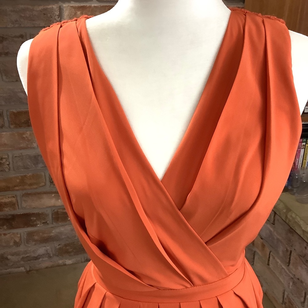 GIANNI BINI Pleated Lace-Back V-Neck Dress 138 - Picture 4 of 9